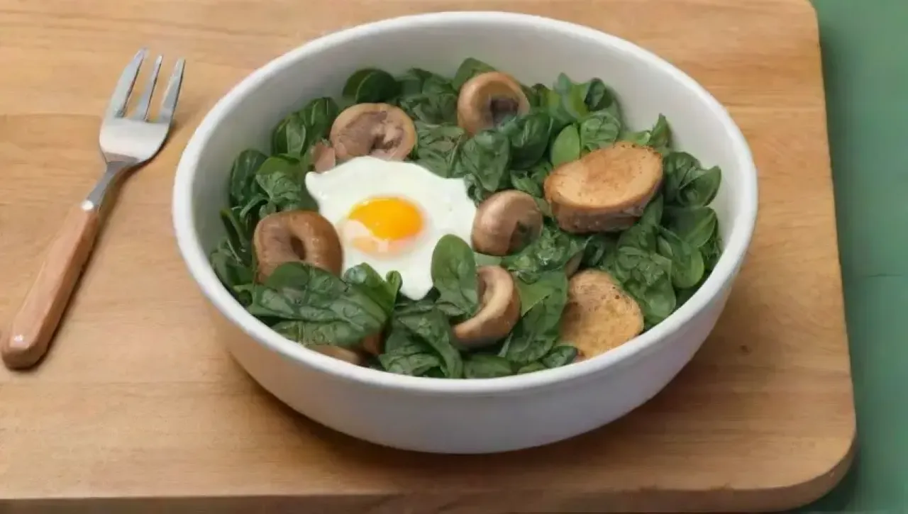 Un brunch acogedor con espinacas, champiñones, huevos, queso y café en una cocina iluminada
