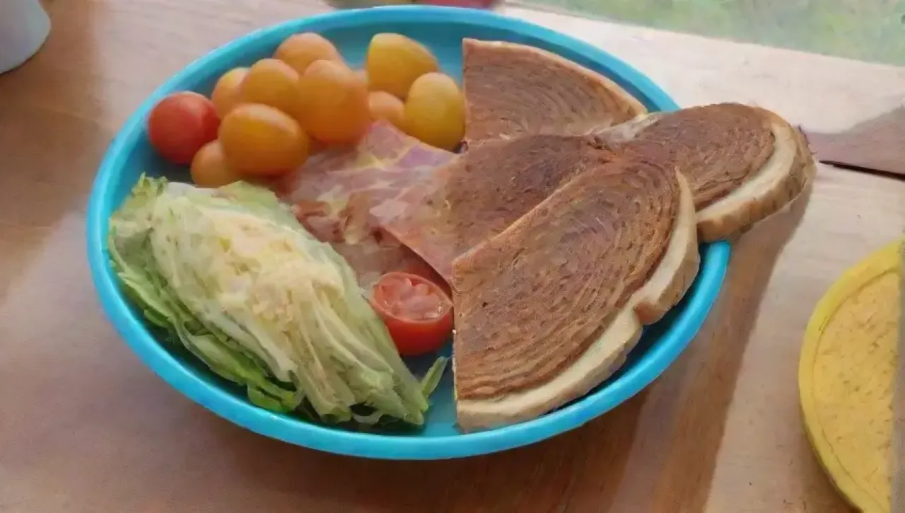 Sándwiches coloridos y frescos en una mesa rústica, acompañados de encurtidos y té helado, crean un ambiente alegre y elegante