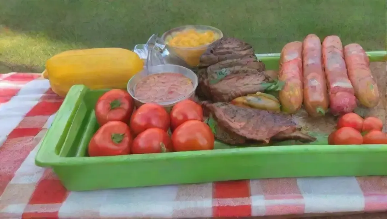 Una familia disfruta de una deliciosa barbacoa al aire libre