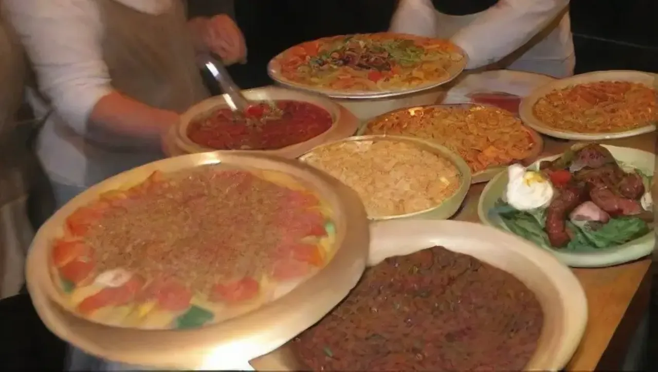Un buffet vibrante y acogedor, lleno de platos coloridos y risas compartidas