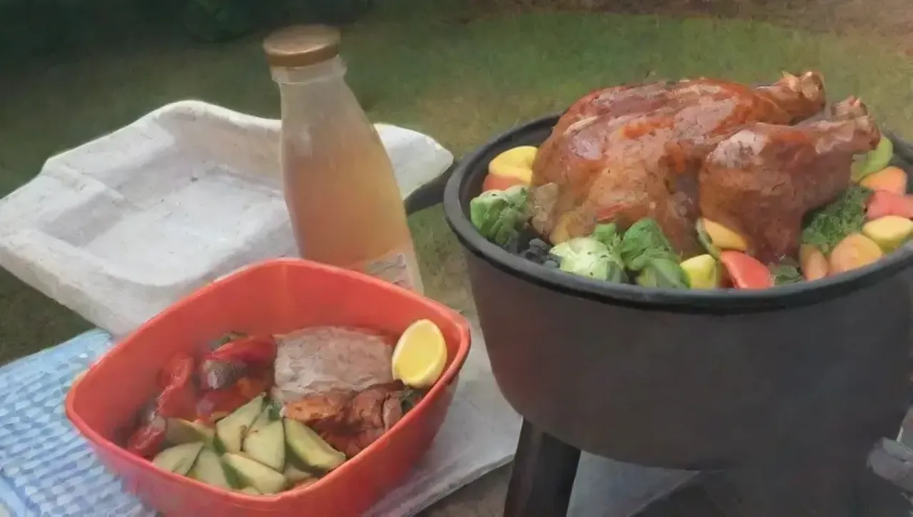 Una mesa rústica con un pavo dorado, especias, familia riendo y un ambiente de barbacoa