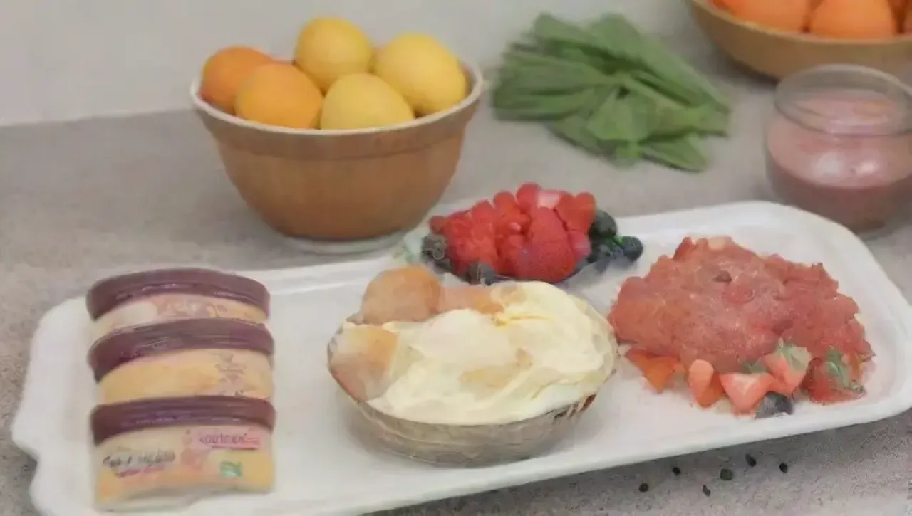 Escena de cocina vibrante con ingredientes y utensilios listos para hornear