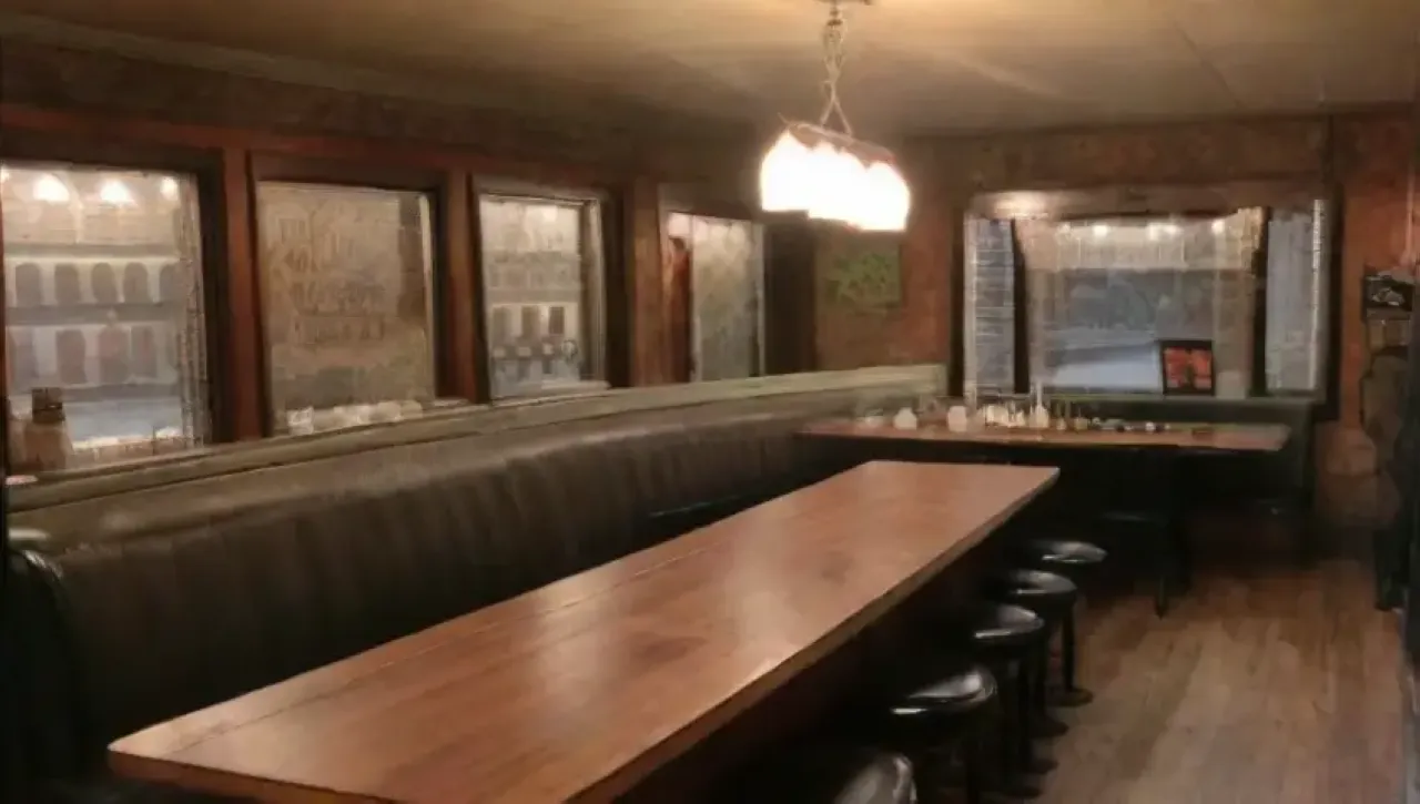 Un ambiente acogedor y nostálgico con decoración vintage y elementos clásicos