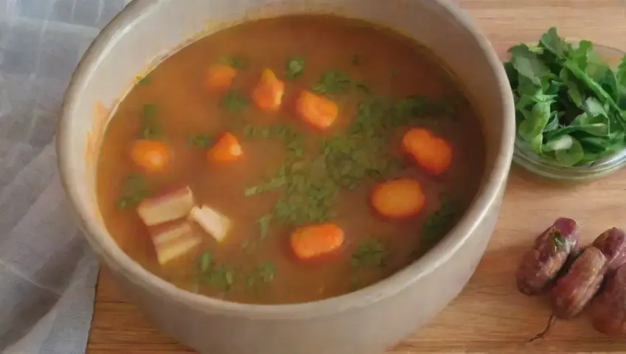 Una cocina vibrante con verduras frescas, especias coloridas y un ambiente acogedor