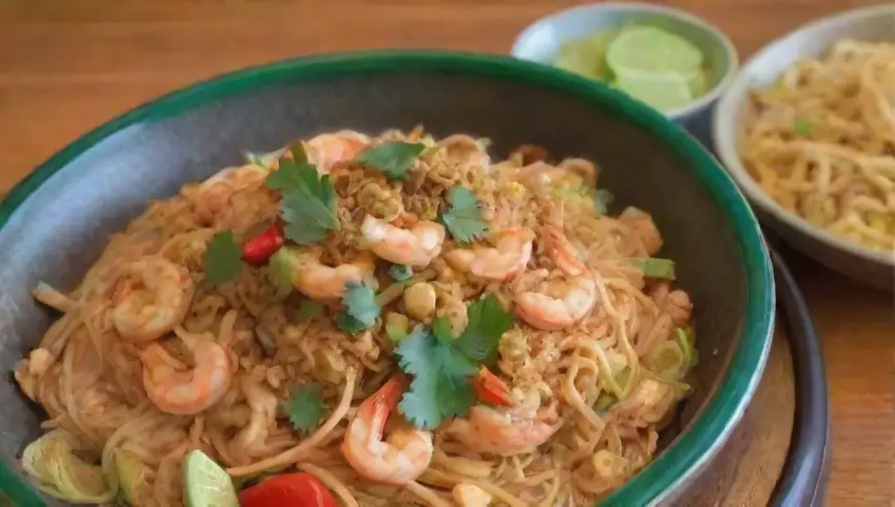 Un festín vibrante de Pad Thai con colores y aromas cautivadores