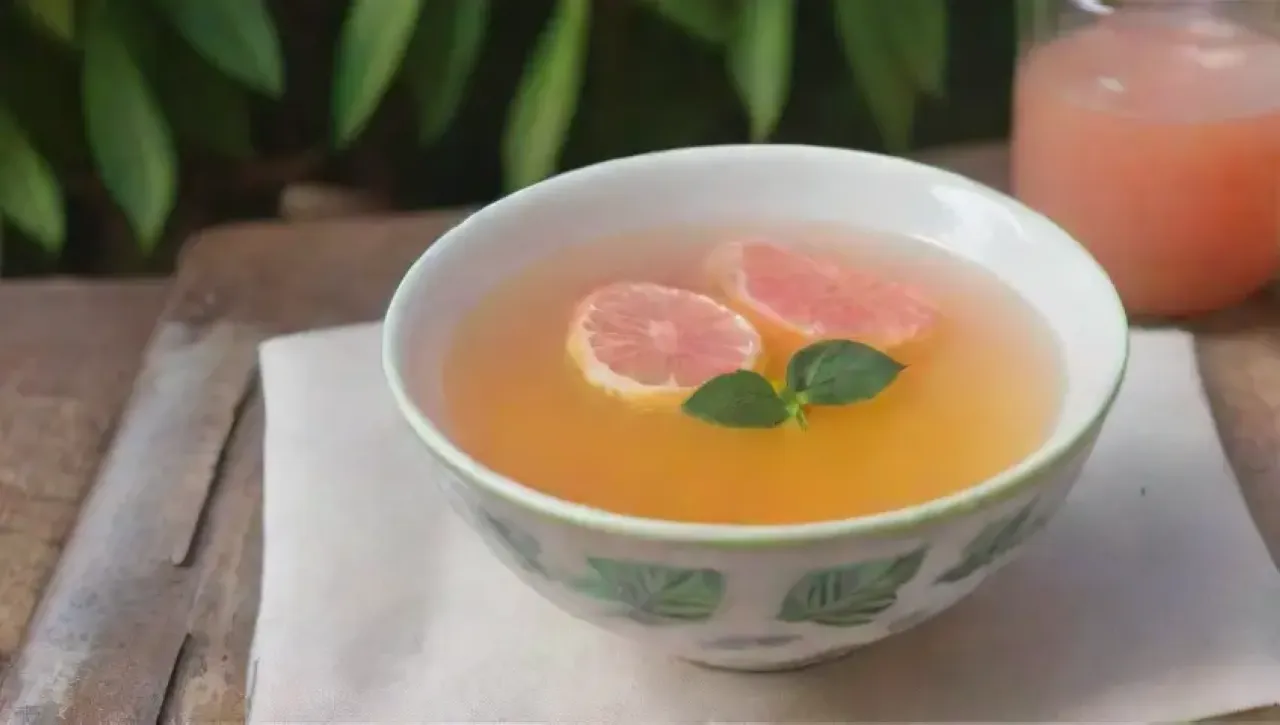 Un refrescante té verde con pomelo y menta en un ambiente sereno