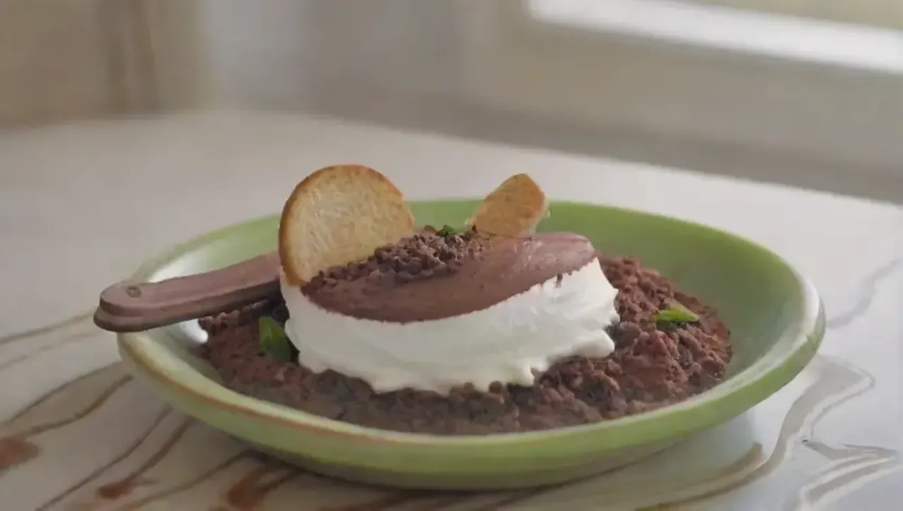 Un delicioso tiramisú se prepara con mascarpone, café, bizcochos y un toque de cacao