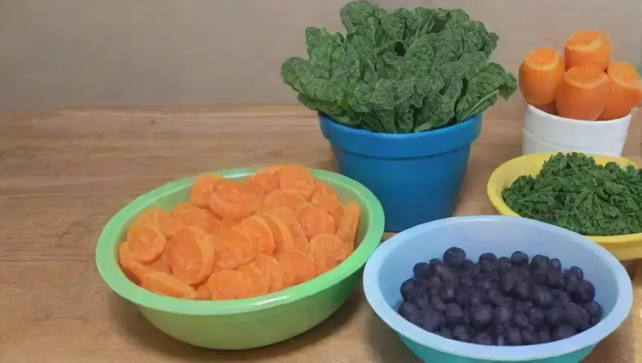 Un colorido y saludable batido en una cocina acogedora