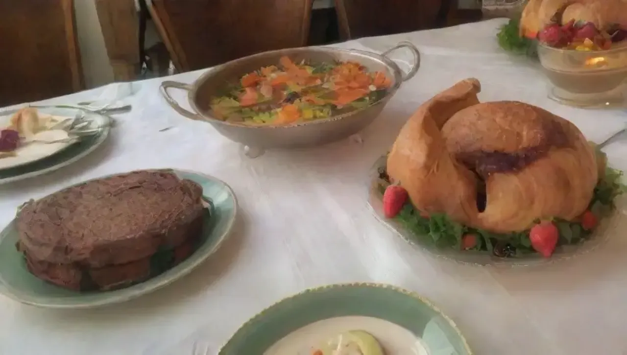 Una celebración festiva con una mesa colorida, deliciosa comida sin gluten y un ambiente alegre