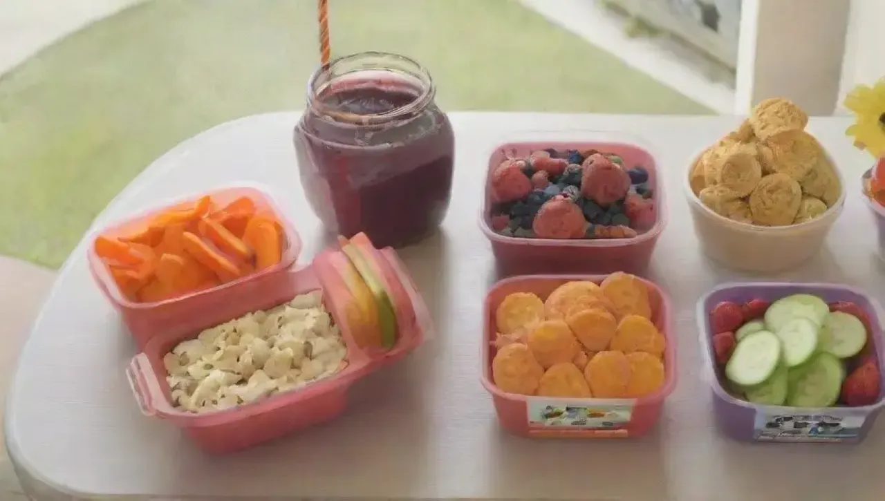 Una variedad de snacks saludables y coloridos para niños en un ambiente alegre