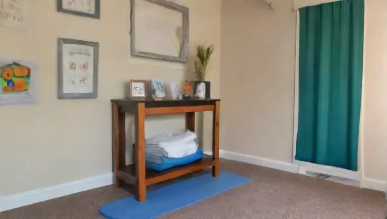 Una habitación serena y acogedora, ideal para la práctica de yoga y recuperación