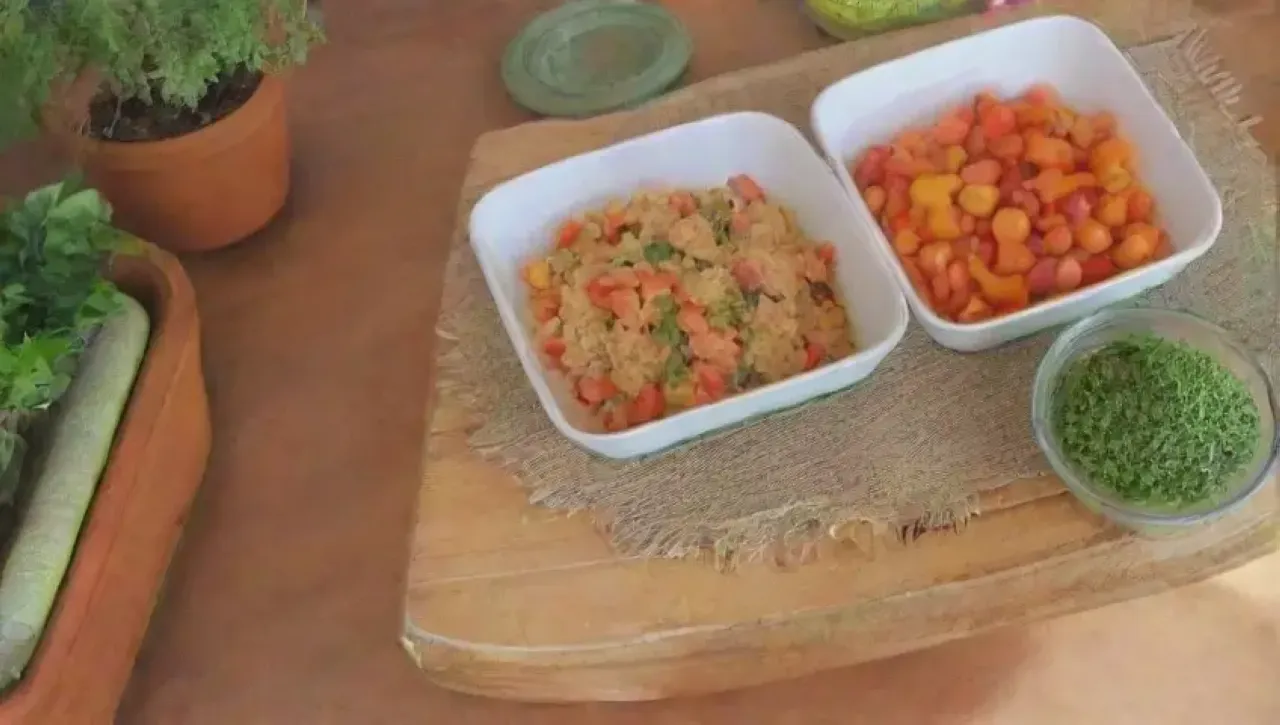 Un acogedor ambiente de cocina con abundantes verduras frescas y coloridas