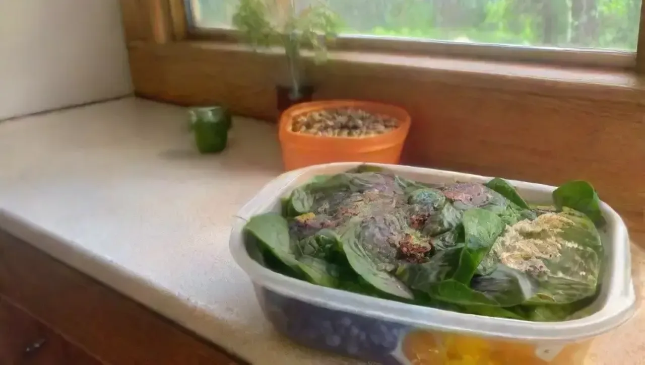 Una colorida y saludable mezcla de frutas y verduras en un ambiente alegre de cocina