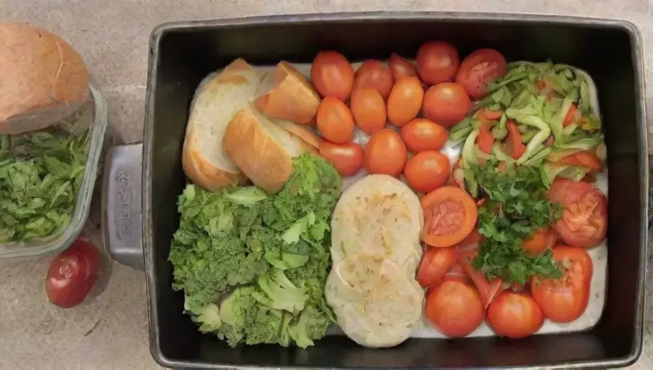 Una cocina cálida y luminosa, llena de ingredientes frescos y amor, donde una familia se reúne para disfrutar de una comida casera