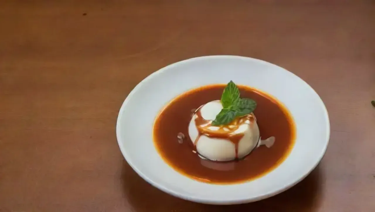 Panna cotta cremosa con salsa de caramelo, café y decoración elegante en un ambiente acogedor