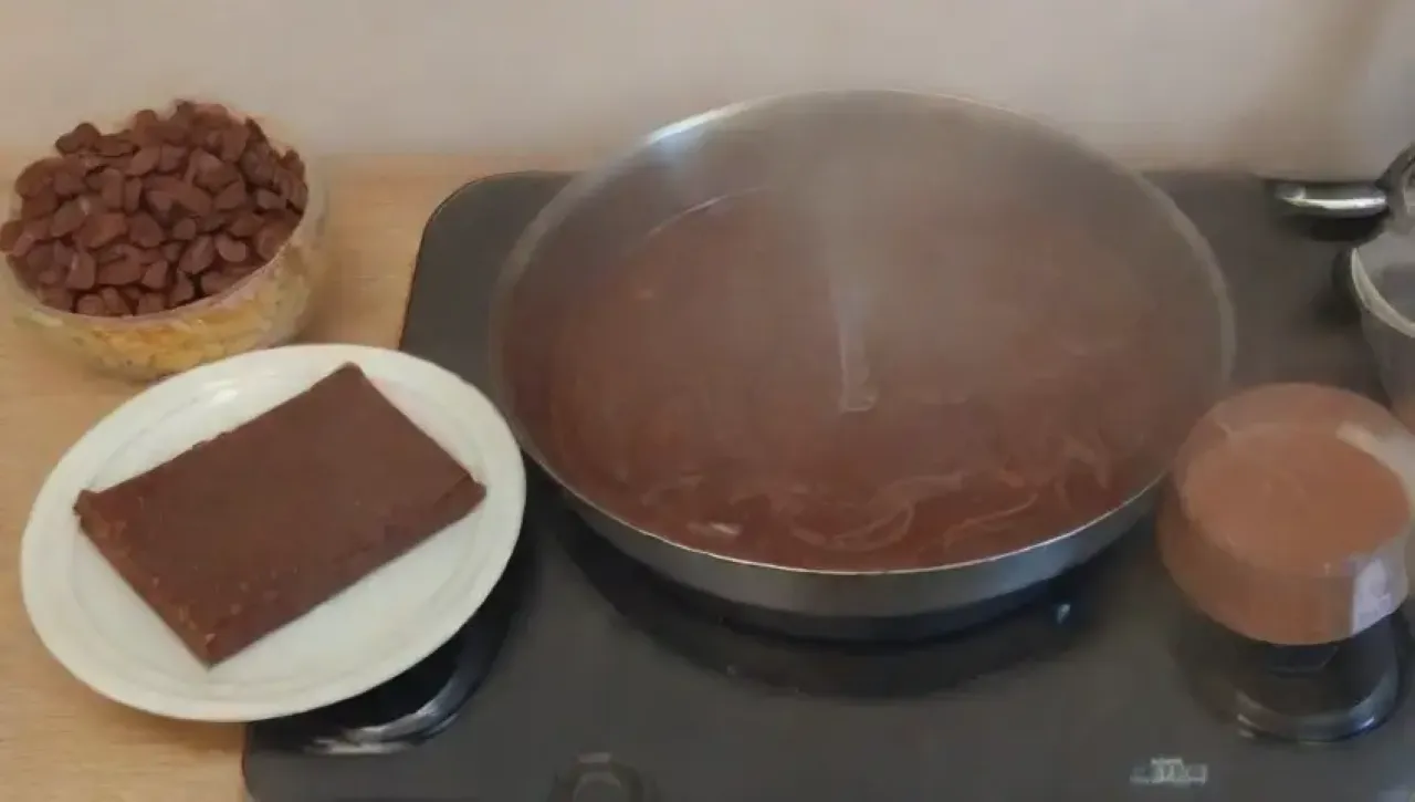 Un acogedor ambiente de cocina con chocolate, frutas y utensilios listos para crear delicias