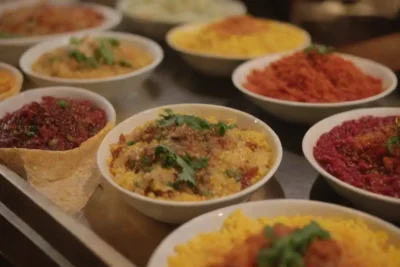 Fusión moderna de sabores tradicionales en platos coloridos y sostenibles