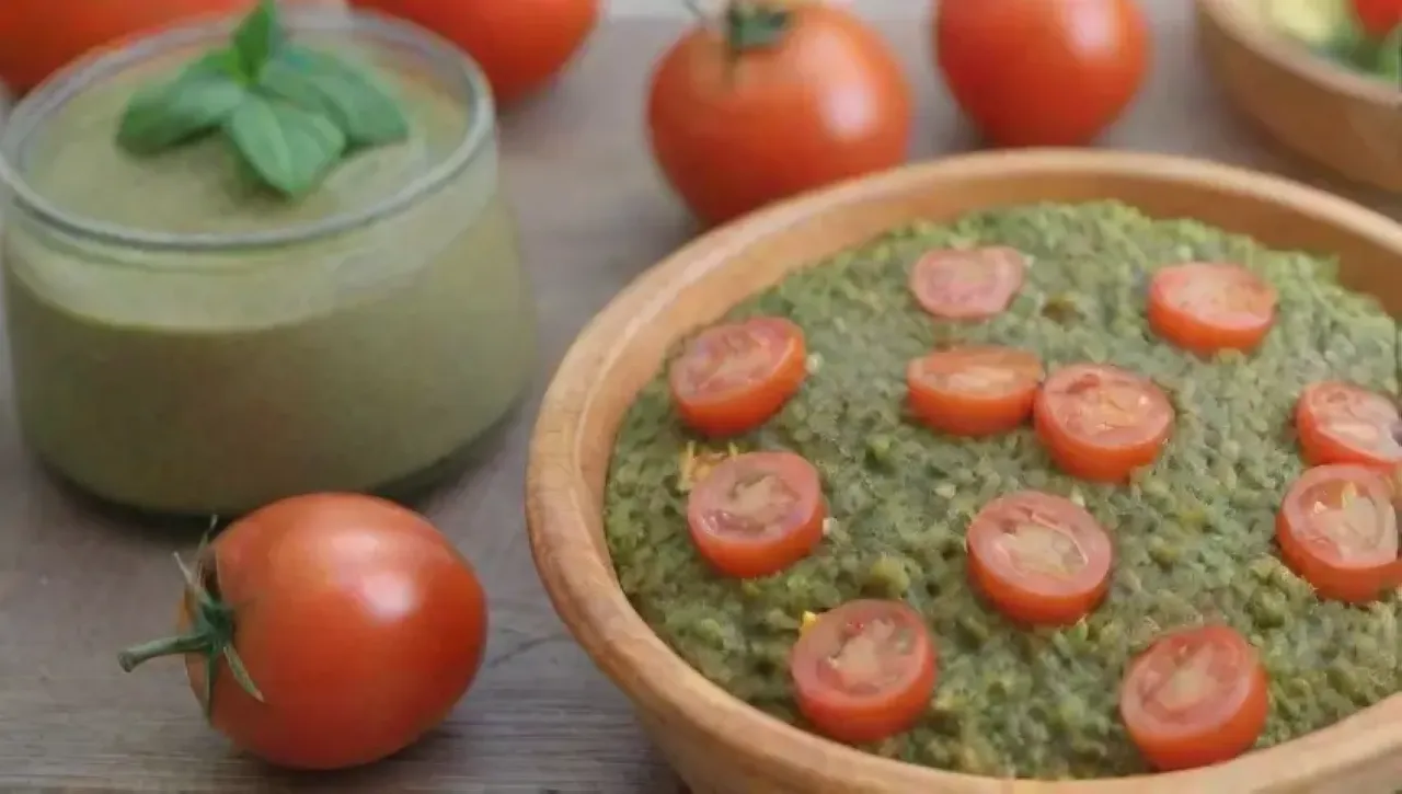 Un festín familiar de pasta con pesto, tomates y risas en un acogedor ambiente