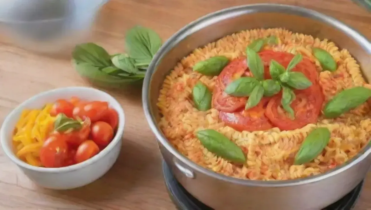 Una cocina brillante y colorida llena de aromas y risas familiares