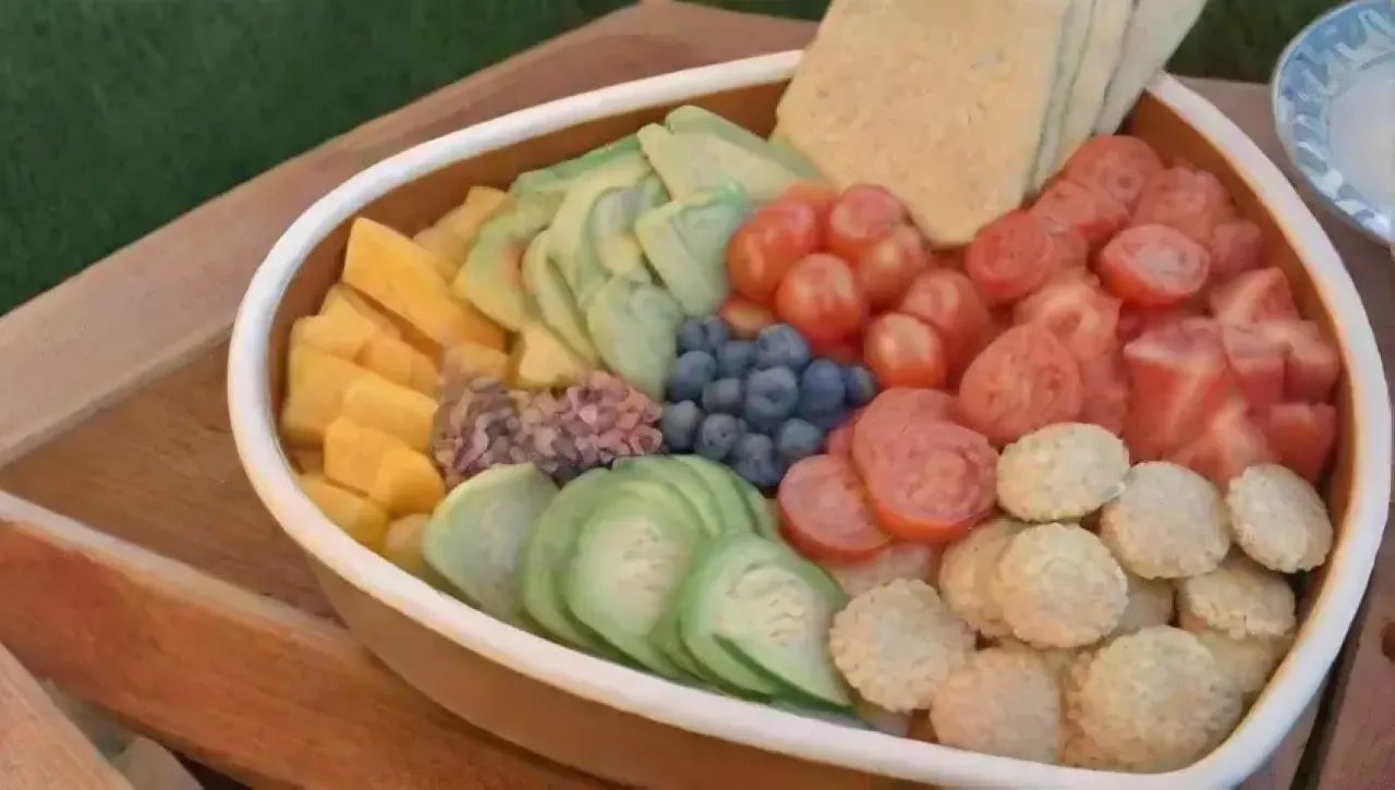 Una noche de cine acogedora con aperitivos coloridos, una manta suave y un ambiente cálido