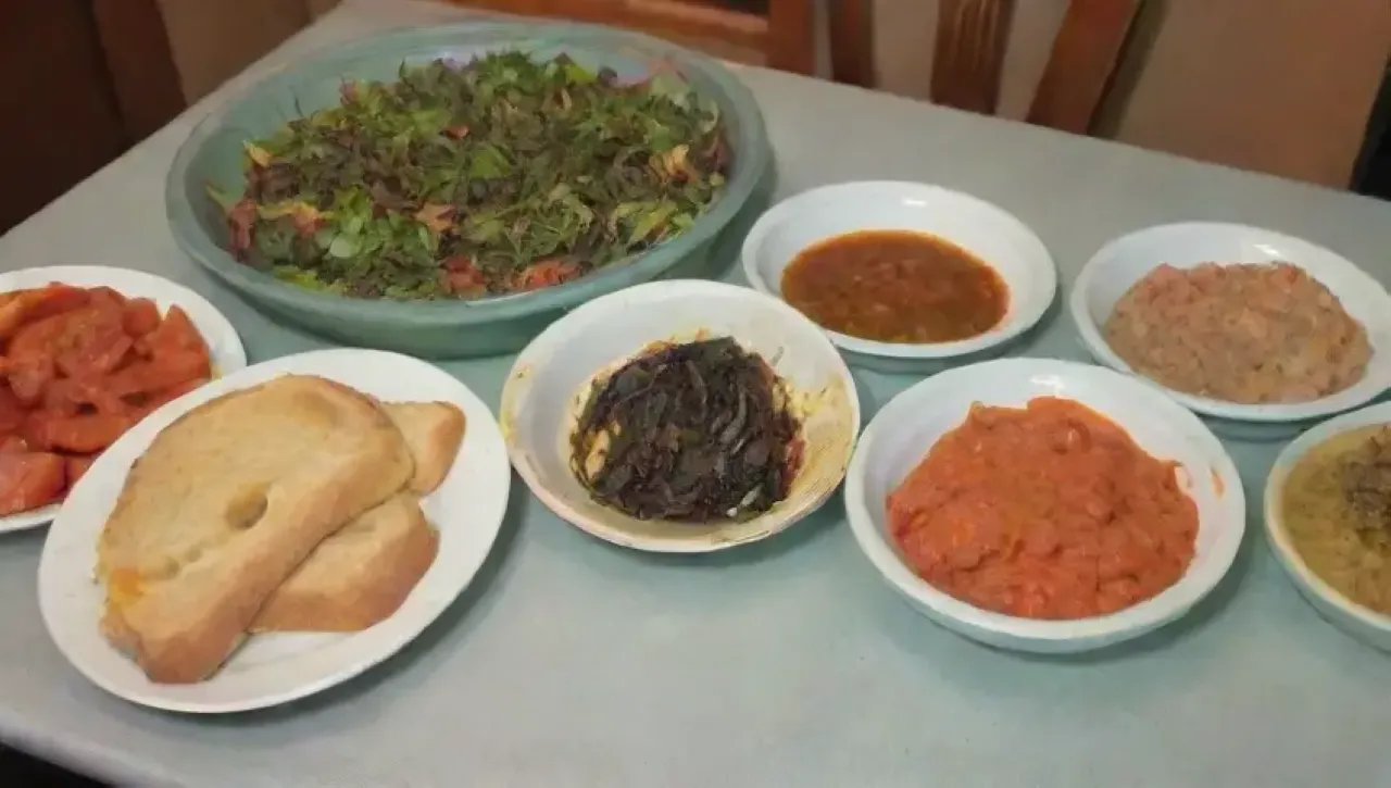 Una mesa desordenada y poco apetecible