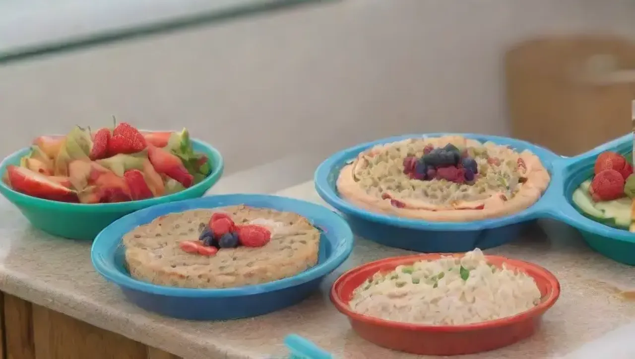 Una cocina alegre y colorida llena de frutas, verduras, snacks y risas familiares