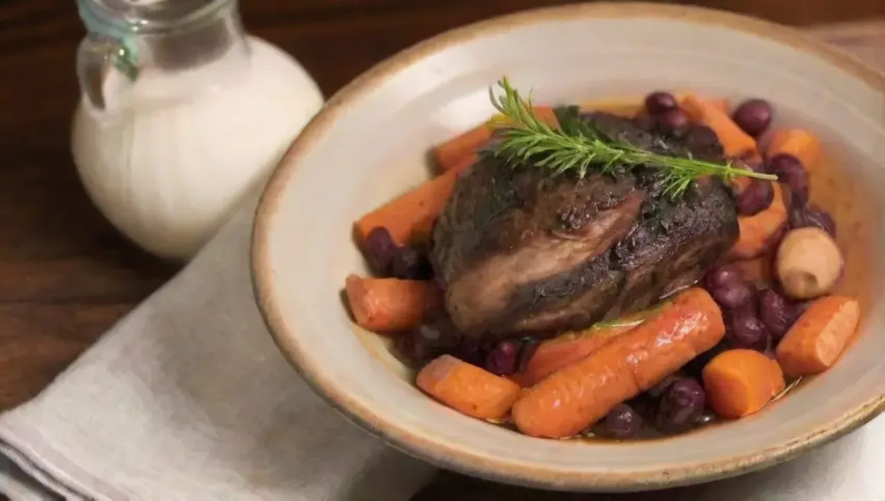 Ambiente acogedor de cocina francesa con vino, verduras frescas y un toque rústico