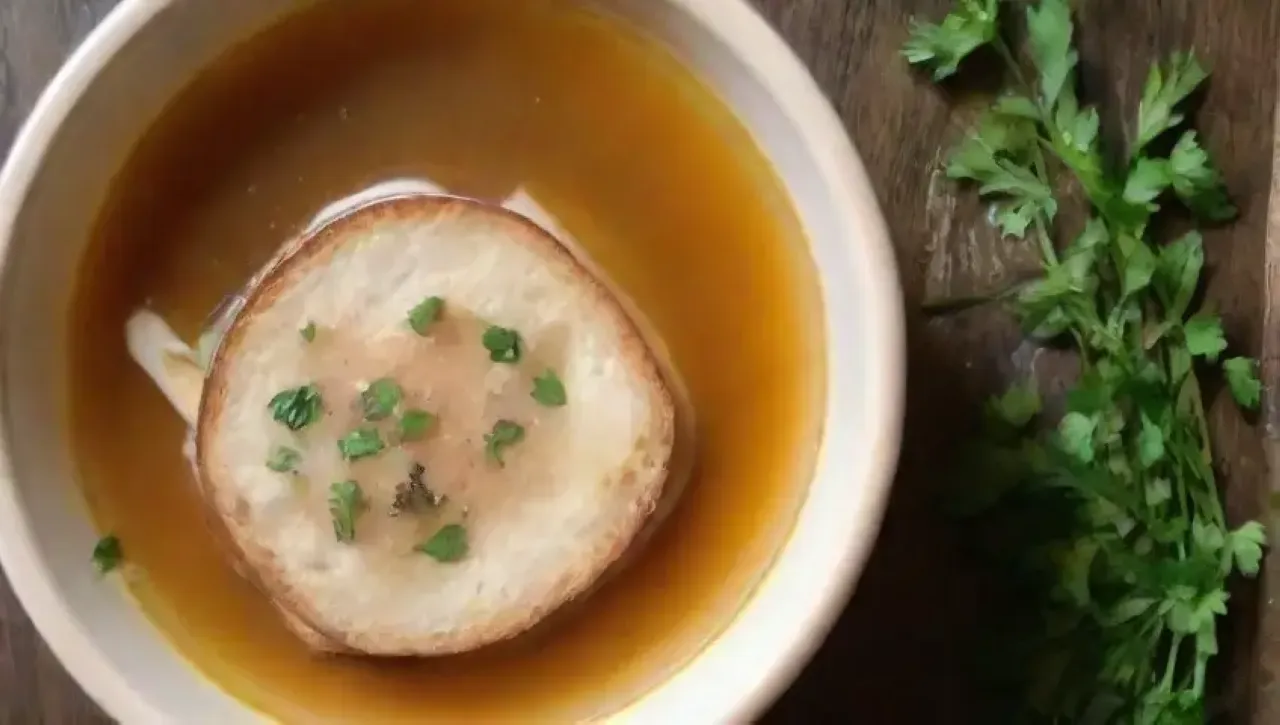 Sopa dorada y aromática en un ambiente acogedor
