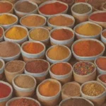 Especias coloridas y platos tradicionales moldavos llenos de sabor y cultura