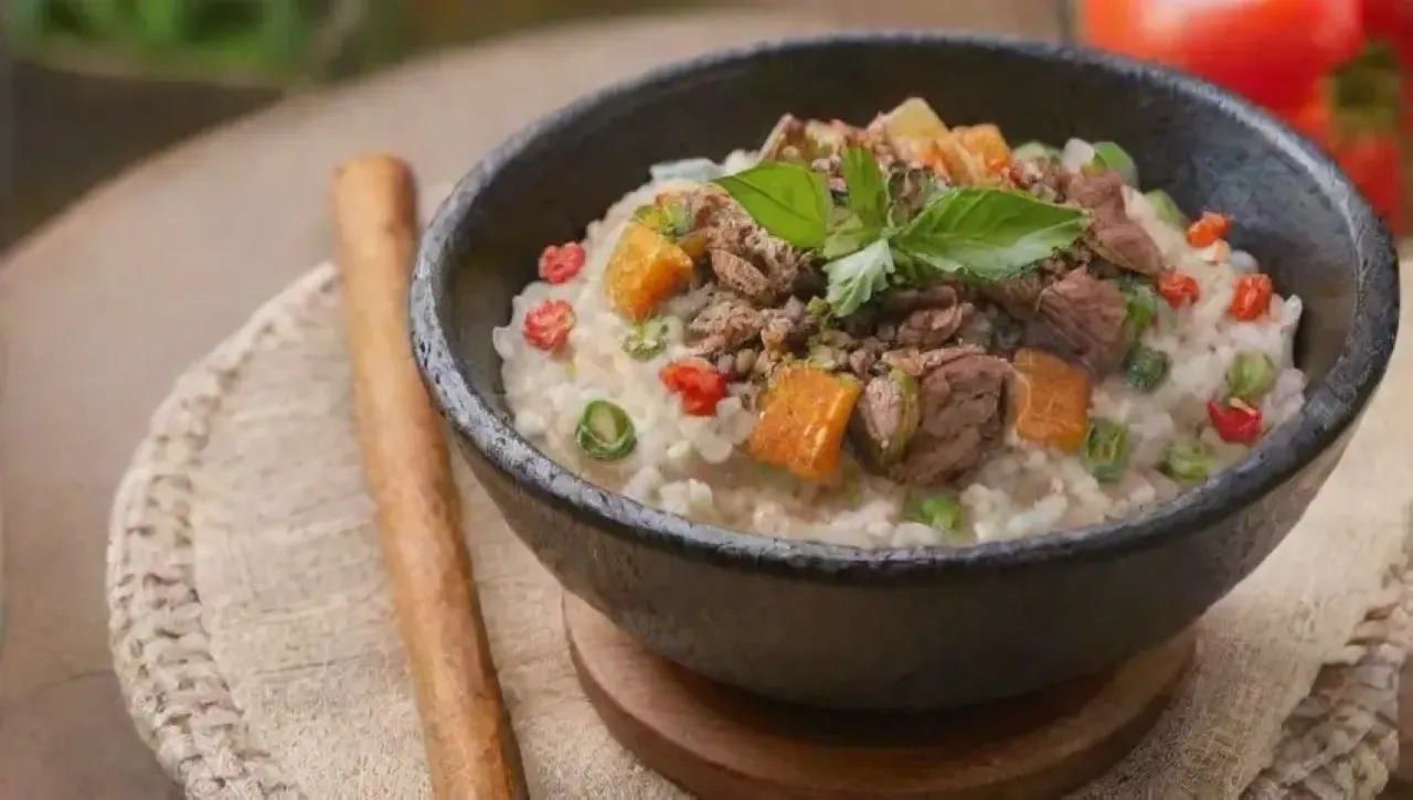Una colorida y aromática mezcla de especias y alimentos caribeños en un entorno tropical