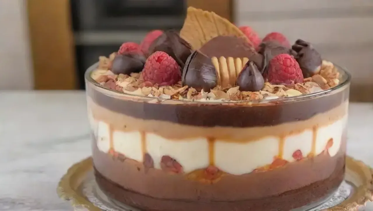 Cocina elegante con ingredientes y presentación gourmet