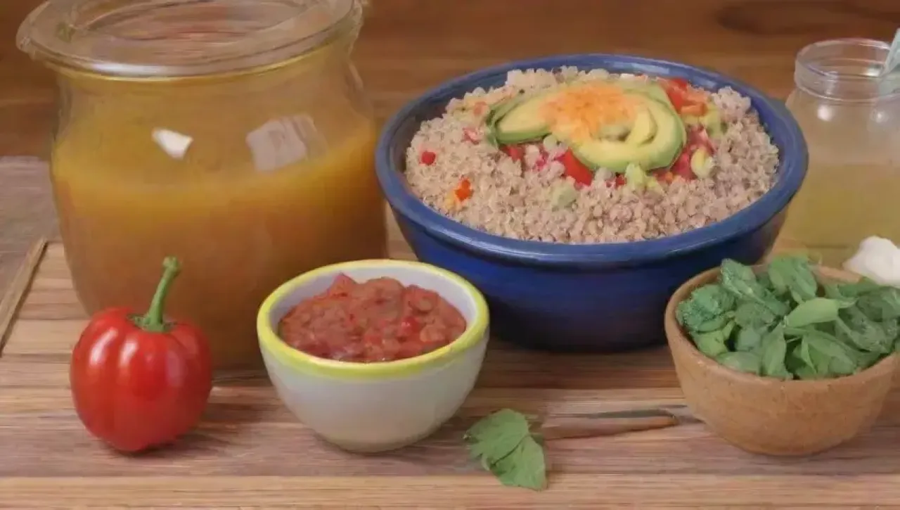 Una cocina colorida y vibrante llena de especias, verduras, hierbas frescas y platos deliciosos