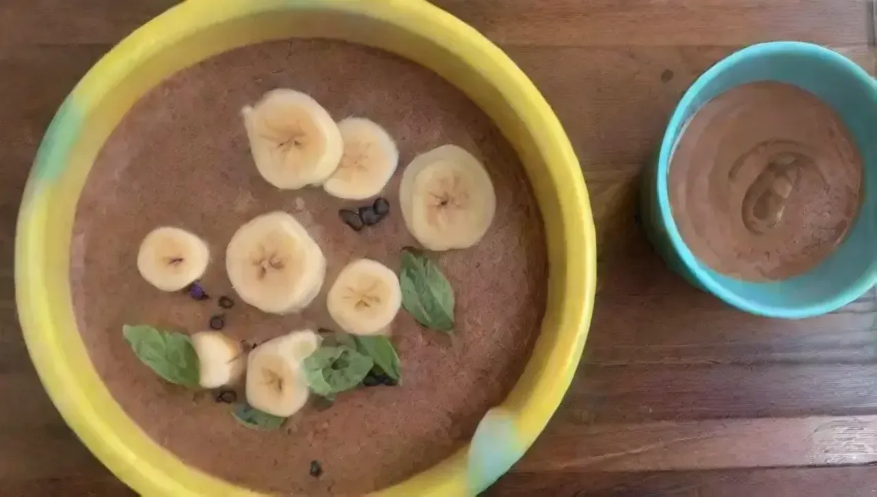 Batidos de chocolate cremosos con plátanos, menta y un toque artístico