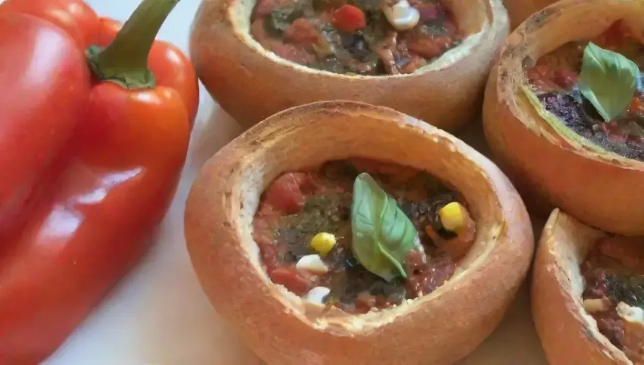 Una festiva mesa con bruschetta, ingredientes frescos y risas alegres