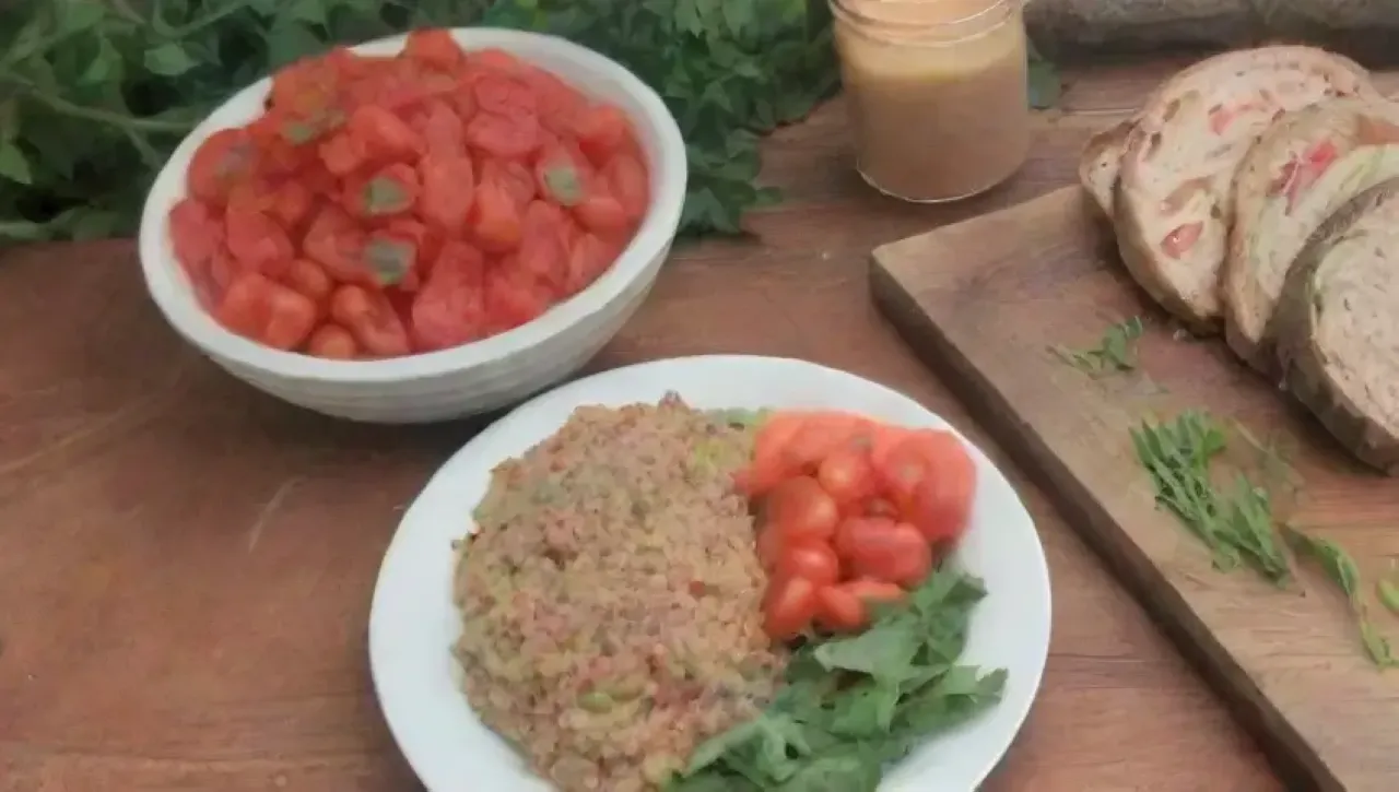 Una escena vibrante de comida saludable y comunidad en un ambiente acogedor