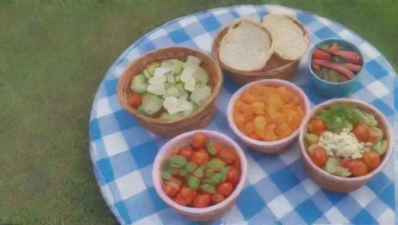 Un picnic vibrante y delicioso con ensalada de pasta, tomates, pepinos, albahaca y risas bajo un cielo soleado