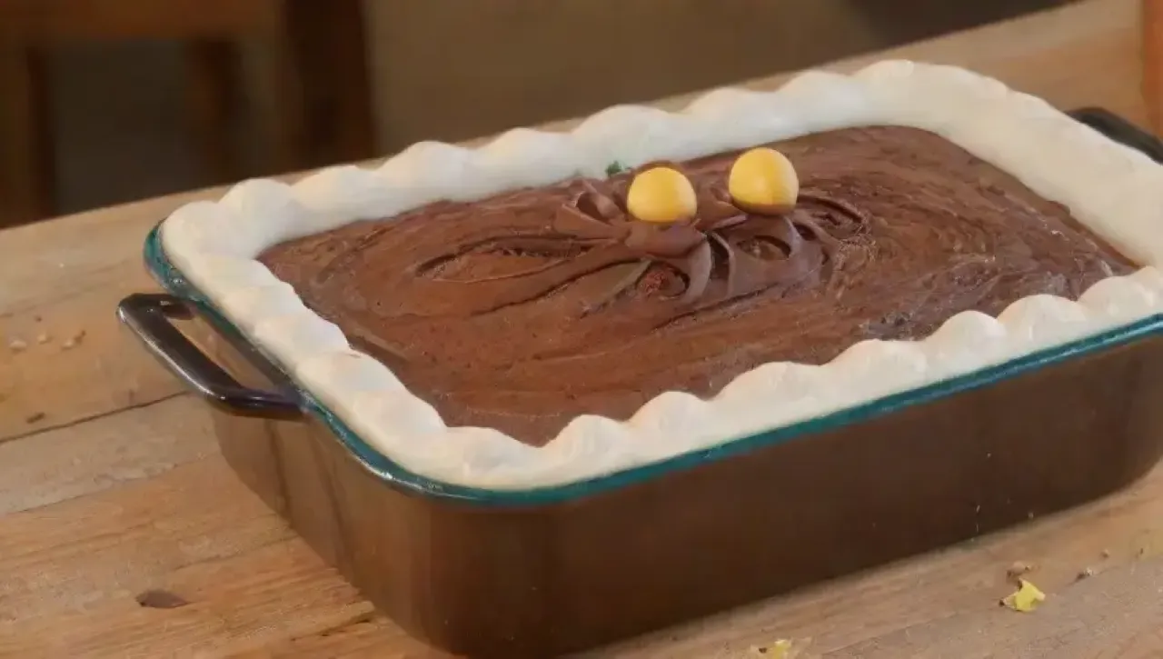 Un delicioso tiramisú se sirve en un ambiente familiar lleno de risas y aromas