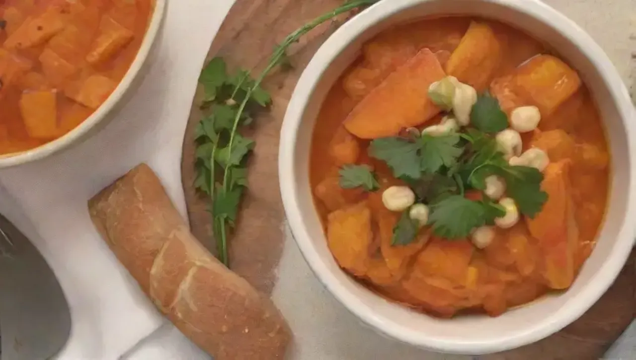 Un acogedor plato de verduras frescas y especias en un ambiente hogareño