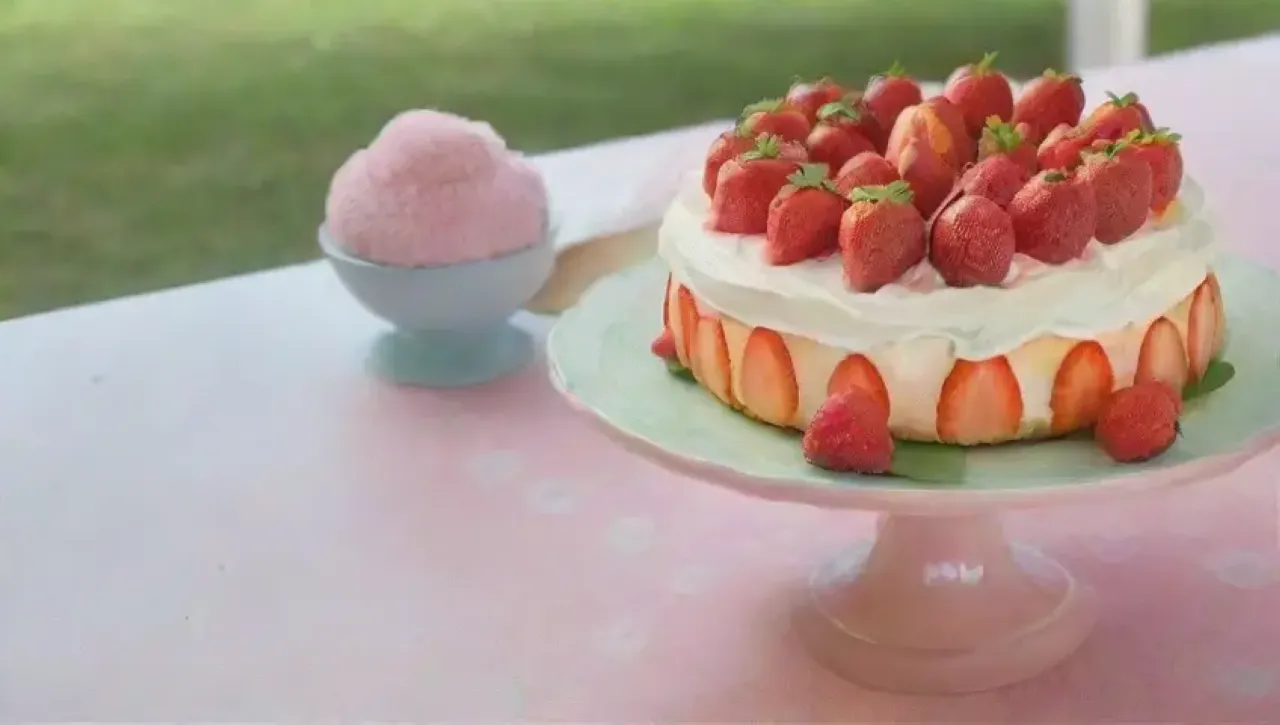 Cocina luminosa con pastel de fresas y ambiente festivo