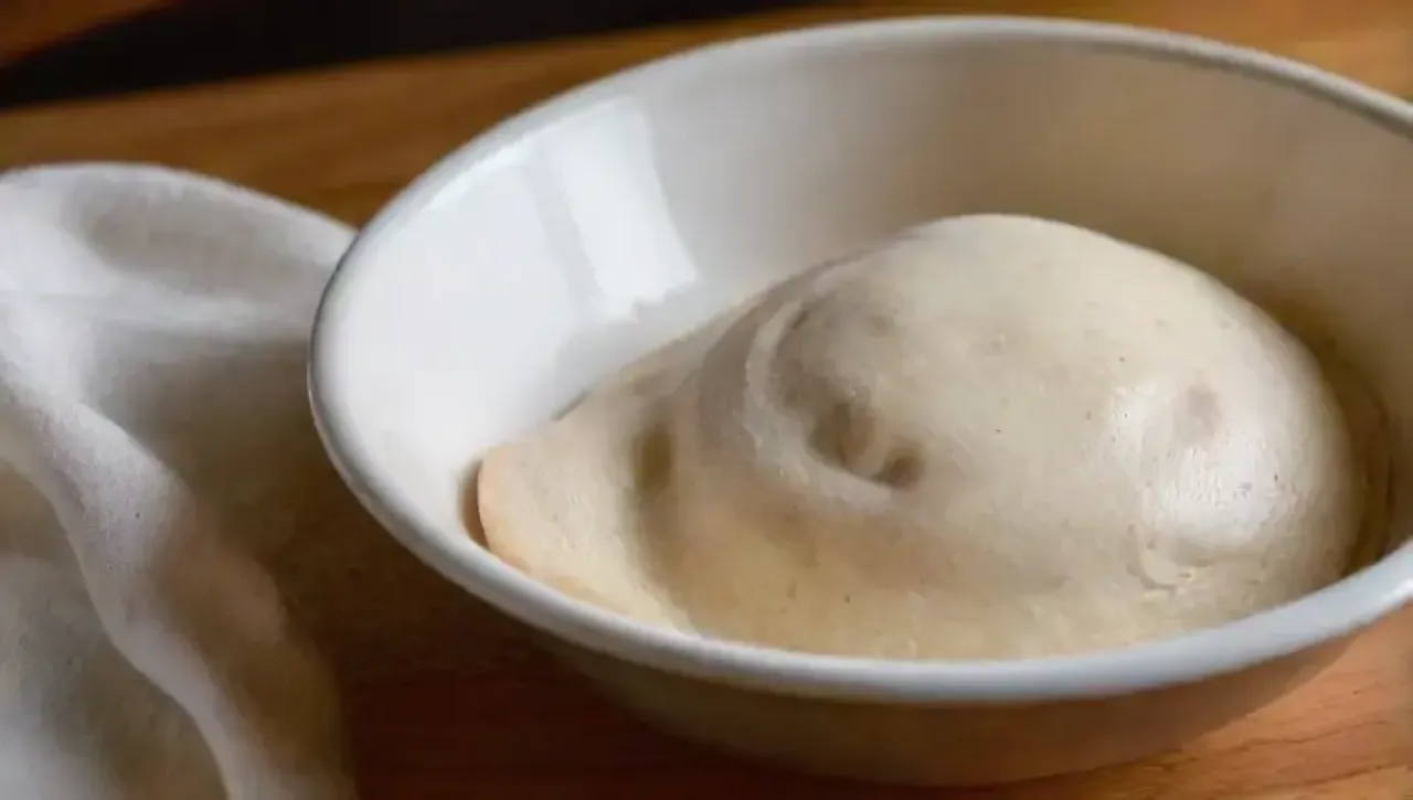 El delicioso pan de pita recién horneado llena la cocina con su aroma cálido y acogedor