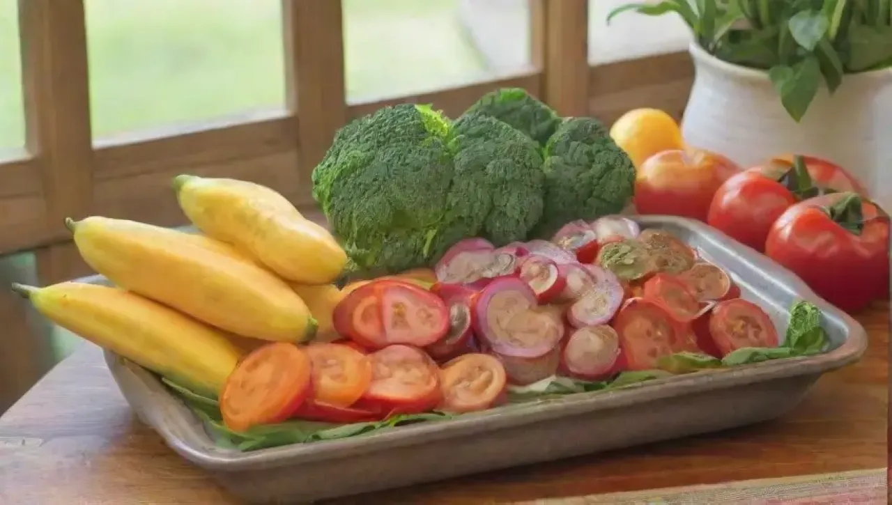 Una cocina acogedora llena de coloridos ingredientes frescos y aromas deliciosos