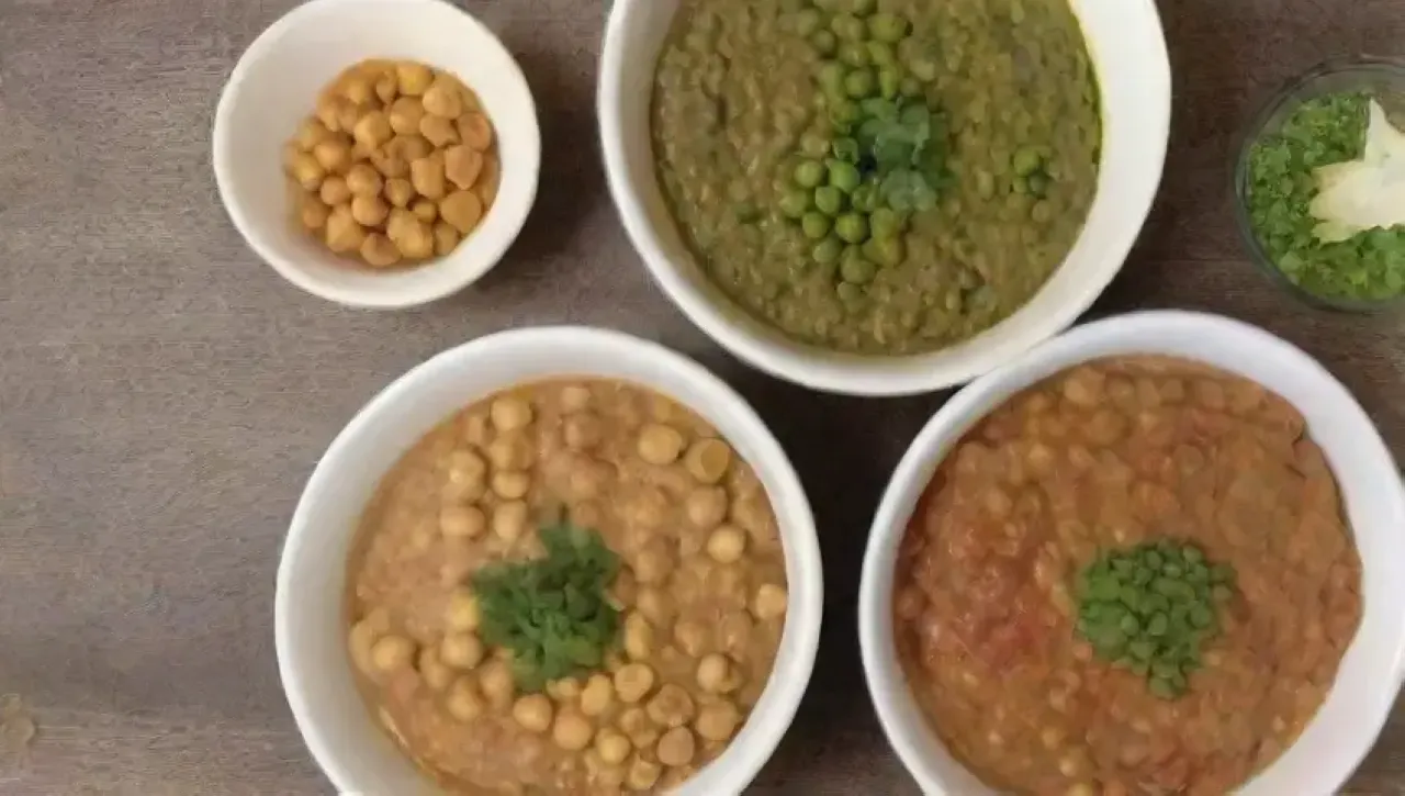 Una colorida y acogedora cocina llena de ingredientes frescos y risas familiares