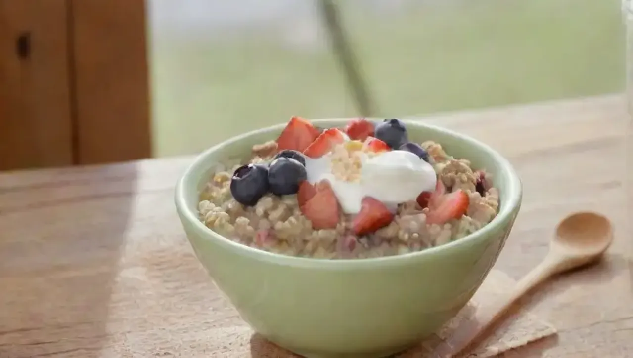 Un colorido desayuno de avena con yogur, frutas y miel en una acogedora cocina