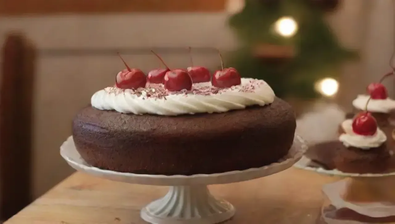 Un festín de pudín de chocolate rodeado de risas, decoraciones festivas y un ambiente acogedor