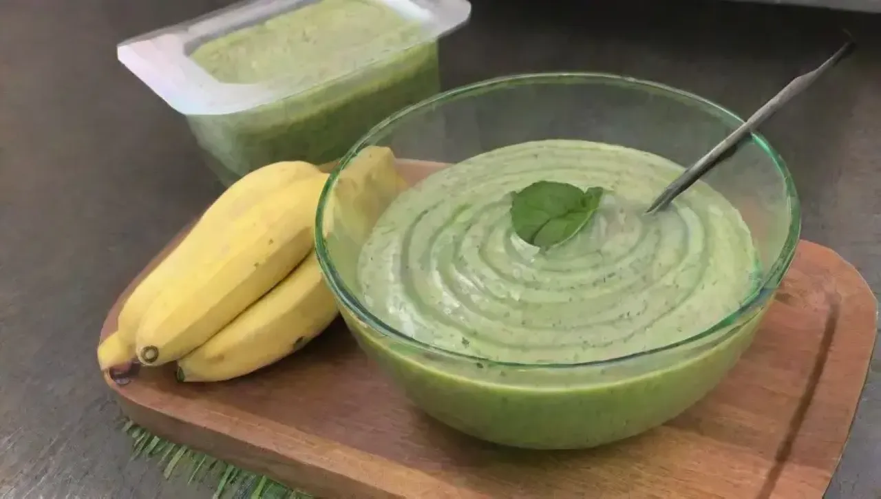 Una colorida y fresca mezcla de ingredientes tropicales en un ambiente acogedor de cocina