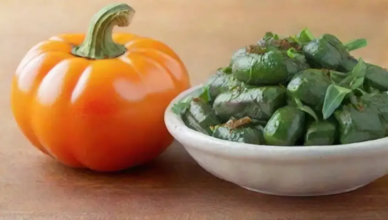 Una cocina acogedora llena de verduras frescas y coloridas, iluminada por la luz del sol