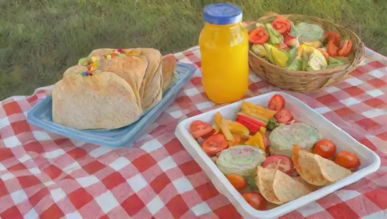 Un alegre picnic de verano con comida colorida y risas