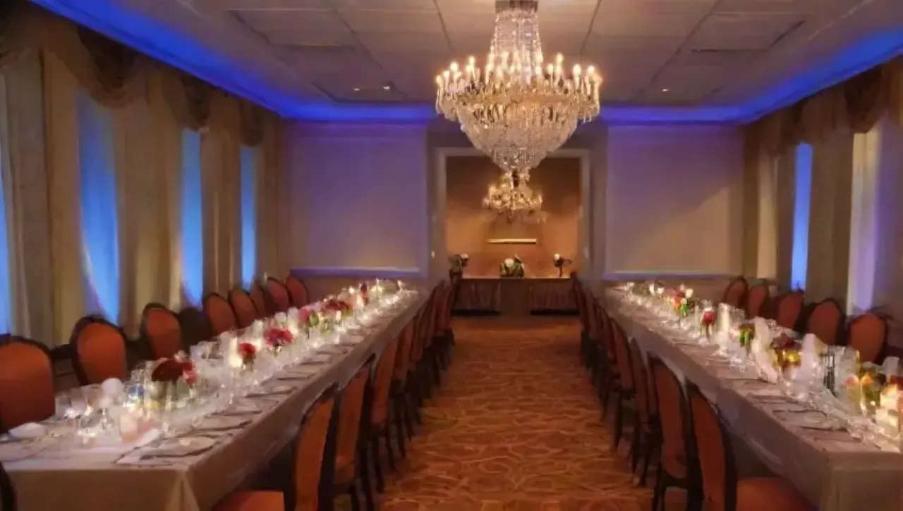 Ambiente elegante y acogedor con decoración sofisticada y atención al detalle