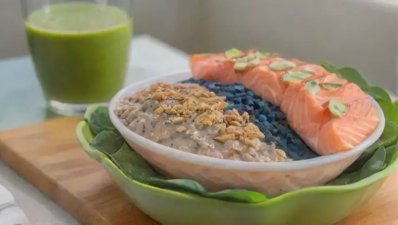 Una mesa de desayuno saludable y colorida en un ambiente sereno