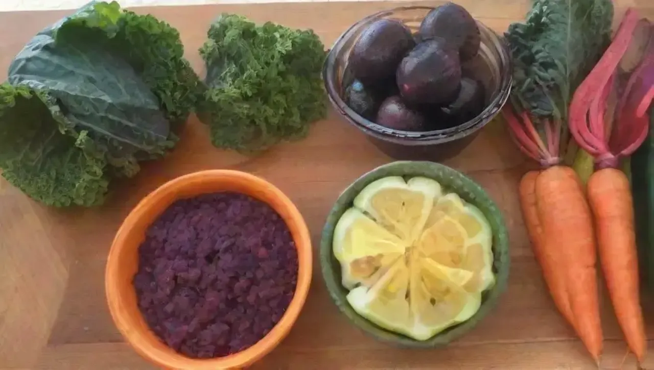 Una cocina saludable llena de ingredientes frescos y coloridos